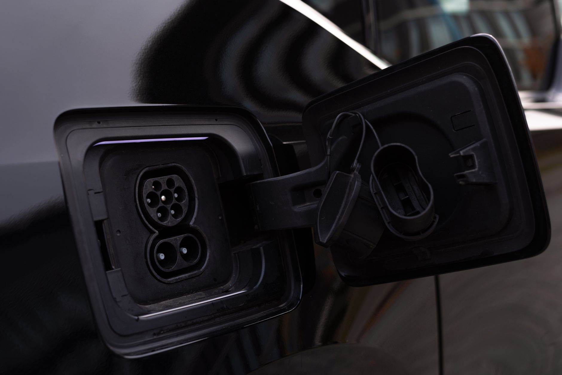 Samochody elektryczne kontra spalinowe – porównanie rozwiązań dla rynku motoryzacyjnego